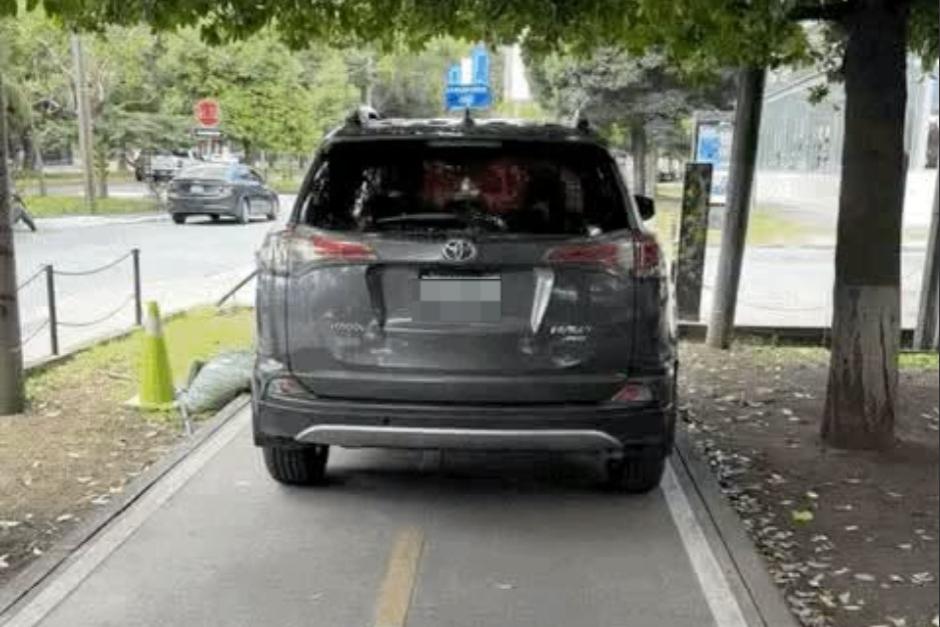 El veh&iacute;culo fue captado sobre la ciclov&iacute;a en la avenida Reforma. (Foto: Redes Sociales)