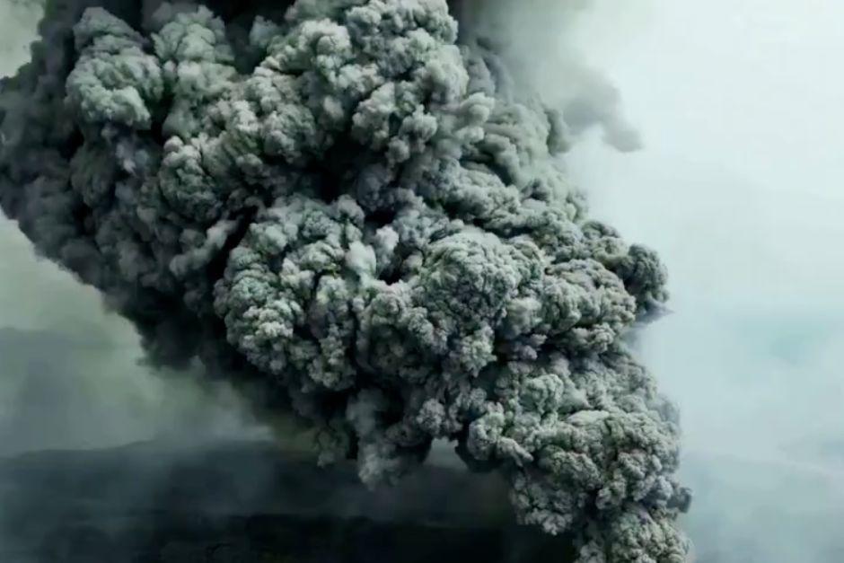 El volc&aacute;n Anak Krakatoa ha entrado en erupci&oacute;n y ha provocado el cierre de aeropuertos en Indonesia. (Foto: Captura de video)