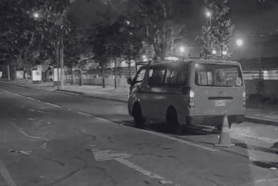 Dos hombres que se conduc&iacute;an en una motocicleta fallecieron tras sufrir un percance vial. (Foto: Captura de video/CBM)