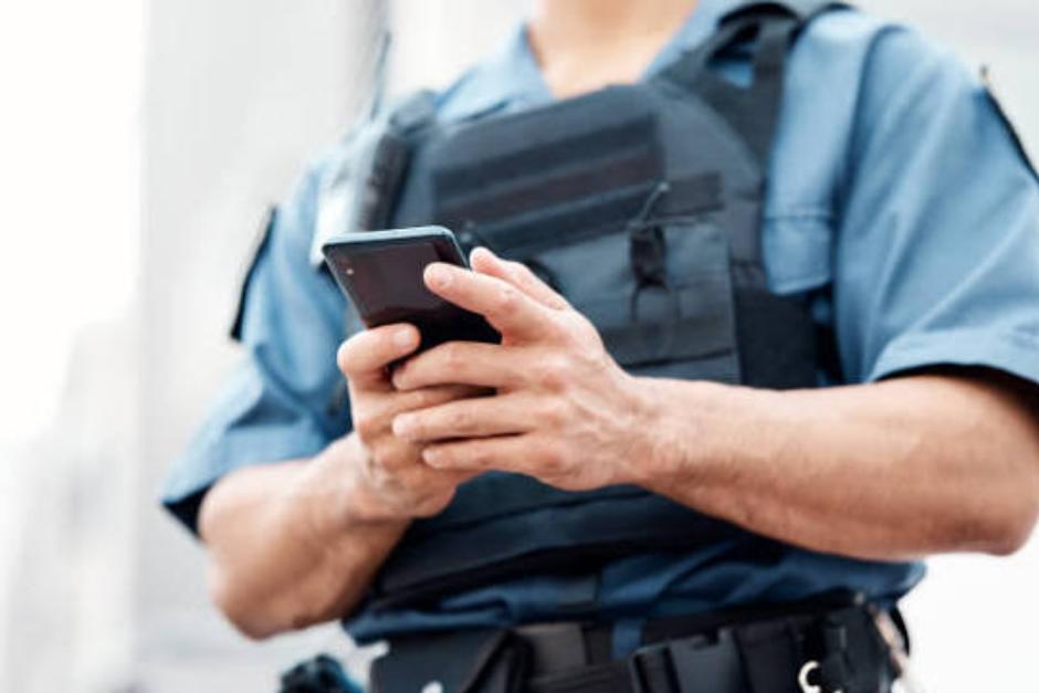 Los delincuentes se hacen pasar por agentes de la PNC para estafar a sus v&iacute;ctimas. (Foto ilustrativa: iStock)