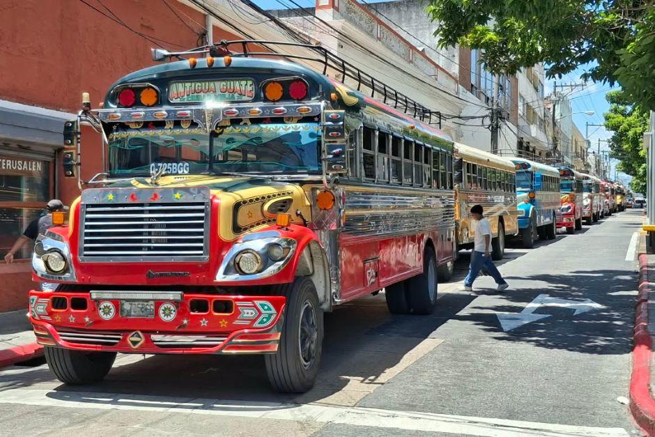 Decenas de buses llegaron en caravana por una manifestaci&oacute;n al Centro Hist&oacute;rico. (Foto: Wilder L&oacute;pez/Soy502)