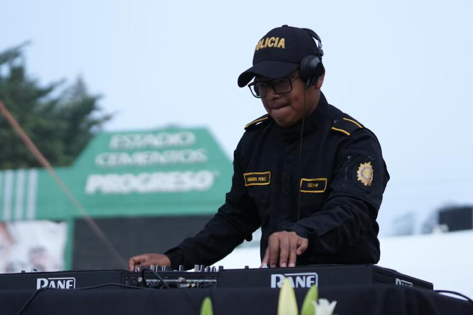 Emanuel Ujpan comparte su pasi&oacute;n por la m&uacute;sica, (Foto: Polic&iacute;a Nacional Civil)