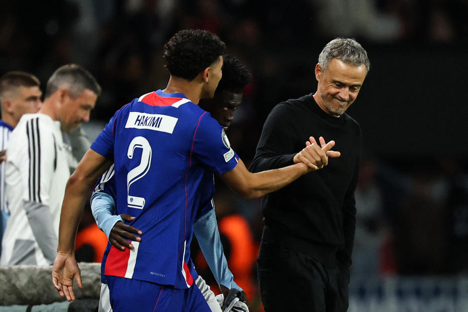 El t&eacute;cnico espa&ntilde;ol dando la mano al capit&aacute;n del PSG, Achraf Hakimi tras el partido. (Foto: AFP)&nbsp;