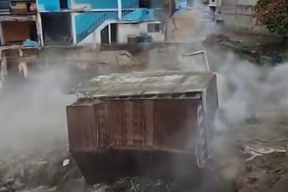 El video se ha viralizado en redes sociales debido a que muestra el momento exacto en el que sucedieron los hechos. (Foto: Captura de video)
