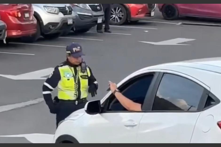 El se&ntilde;alado quit&oacute; unos separados para pasar por un &aacute;rea restringida. (Foto: captura de video)