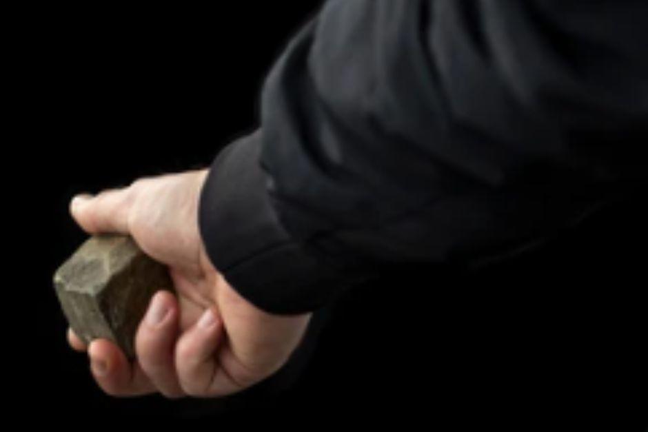 La mujer en compa&ntilde;&iacute;a de un menor lanzaba piedras desde las alturas.&nbsp;(Foto ilustrativa v&iacute;a: Shutterstock)