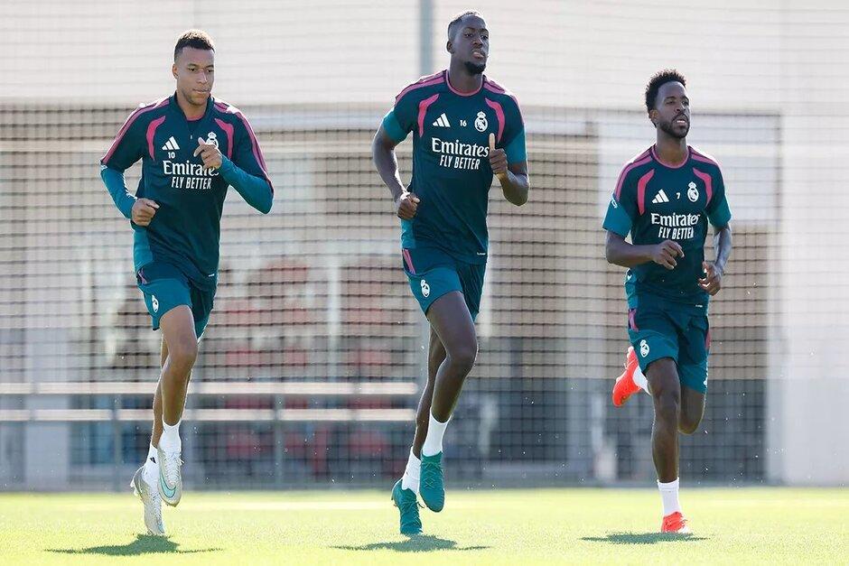 Mbapp&eacute;, Konat&eacute; y Vinicius en el entrenamiento del Real de este lunes. (Foto: Real Madrid)&nbsp;