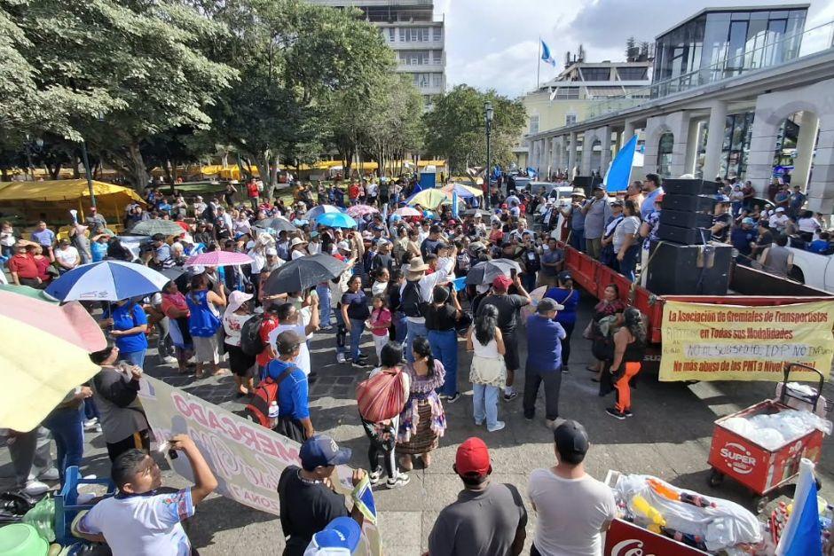 Comerciantes y transportistas se manifiestan este lunes en el Centro Hist&oacute;rico. (Foto: Wilder L&oacute;pez/Soy502)