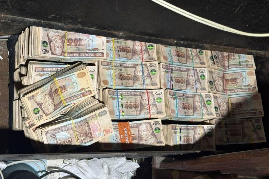 El dinero se encontraba en el interior de un inmueble que est&aacute; siendo allanado en la zona 1. (Foto: PNC)
