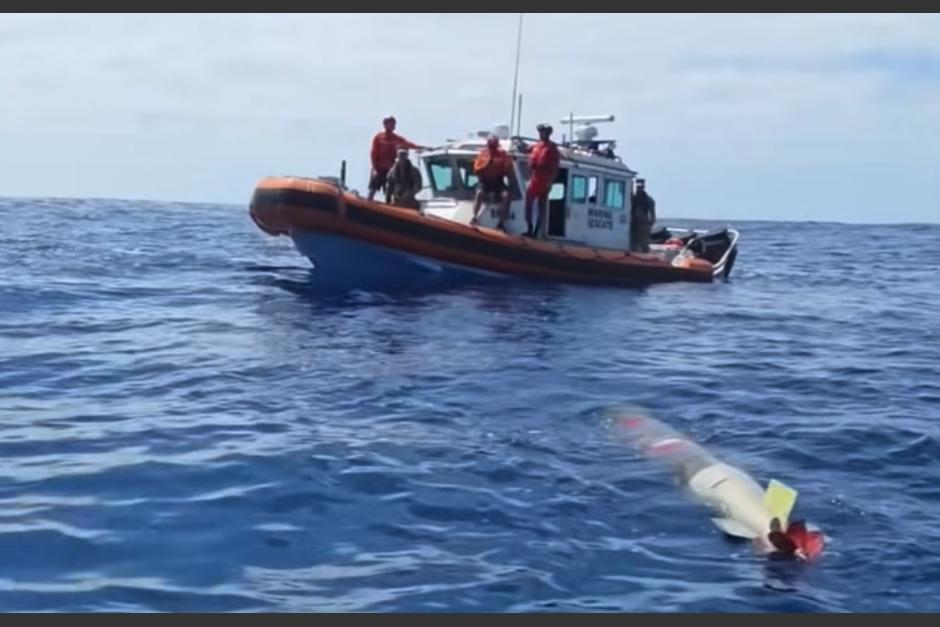 Un grupo de pescadores se sorprendi&oacute; al encontrar un misil en el agua. (Foto: captura de video)