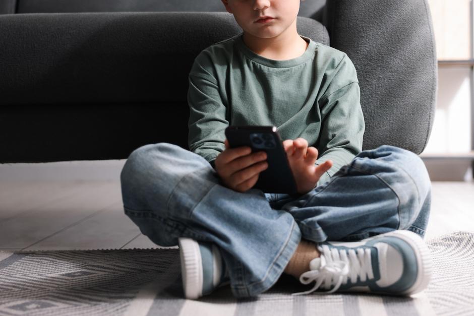 La propuesta incluye&nbsp;estrictos l&iacute;mites de edad para que los ni&ntilde;os accedan a redes sociales y videojuegos. (Foto: Shutterstock)