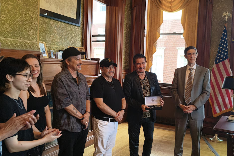 Alux Nahual recibi&oacute; las llaves de la ciudad en un evento. (Foto: Alux Nahual)