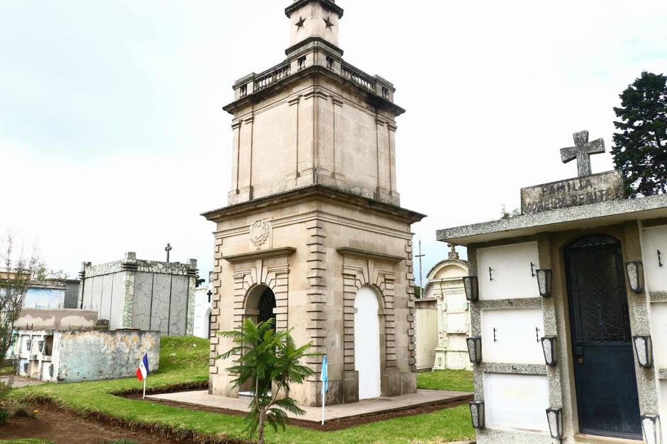 El monumento ubicado en el Cementerio General mantiene viva la memoria de la antigua torre del centro de Xela.&nbsp;(Foto: Leslie de Le&oacute;n)