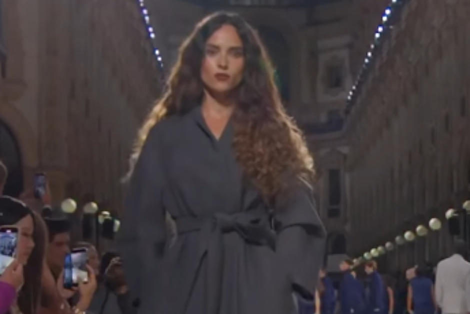 Adria Arjona domin&oacute; la pasarela en Italia. (Foto: Redes sociales)