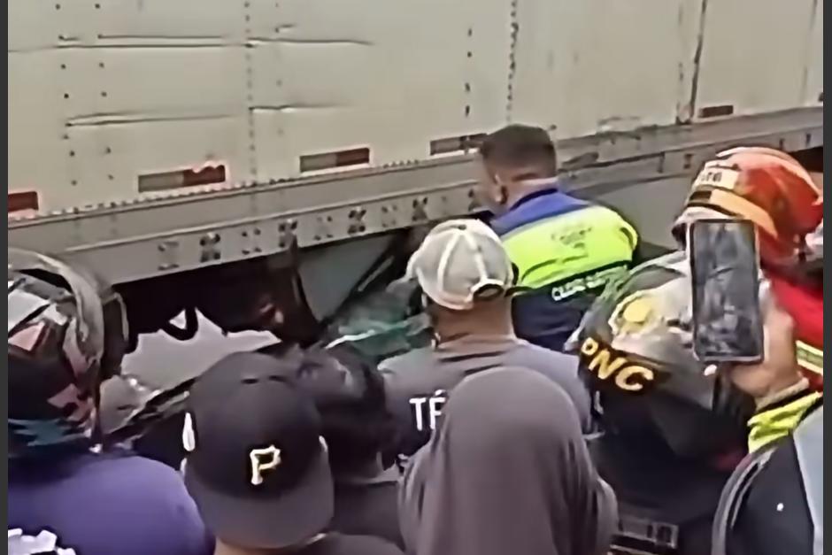 Momento en que rescatan cuerpo de fallecido en la Roosevelt