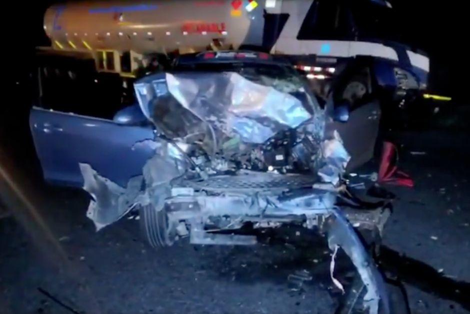 Un autom&oacute;vil qued&oacute; destruido tras colisionar con un tr&aacute;iler en la ruta al Pac&iacute;fico. (Foto: Captura de video de Provial)