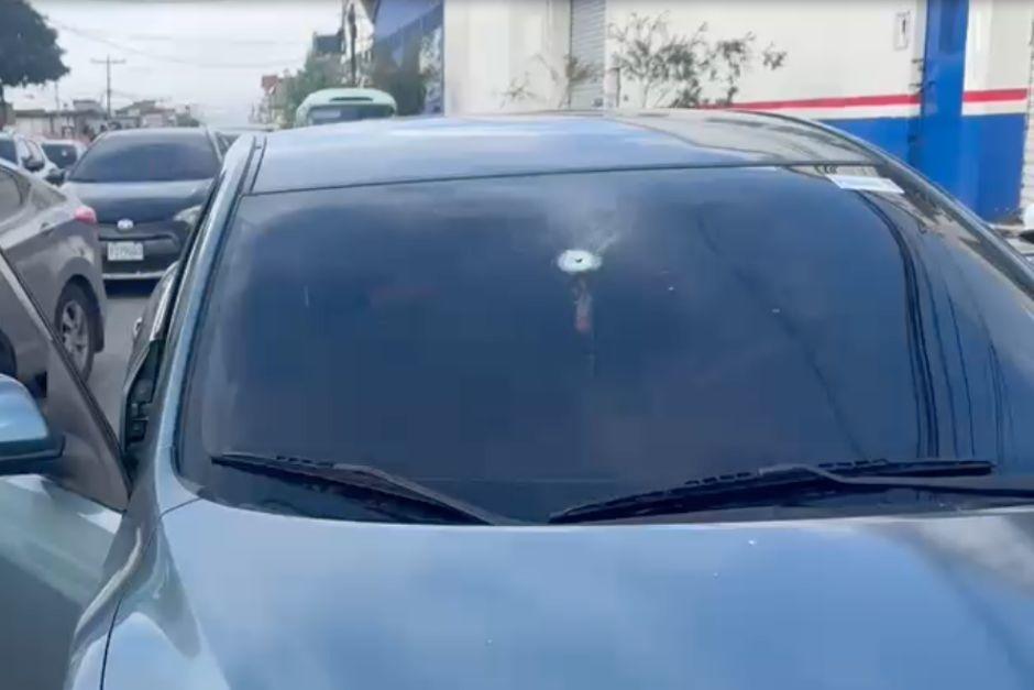 Los atacantes dispararon en contra de los tripulantes de un veh&iacute;culo en la zona 12, dejando dos heridos. (Foto: CBM)