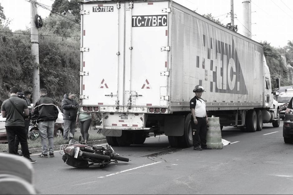 El motorista muri&oacute; tras impactar contra un tr&aacute;iler. (Foto: Bomberos Voluntarios)