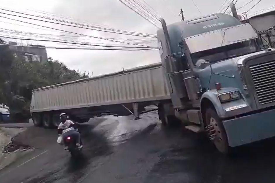 Un tr&aacute;iler bloquea el paso en el sector.&nbsp;(Foto v&iacute;a: captura de video)