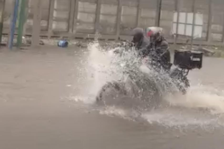 Buses, camiones, carros y motocicletas se vieron afectados debido a la inundaci&oacute;n en este sector. (Foto: Captura de video)