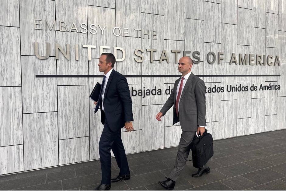 Ryan Raybould, &mdash;izquierda&mdash; fiscal federal para el Distrito Norte de Texas, se pronunci&oacute; despu&eacute;s de las reuniones sostenidas en Guatemala. (Foto: Tomada de X / Soy502)