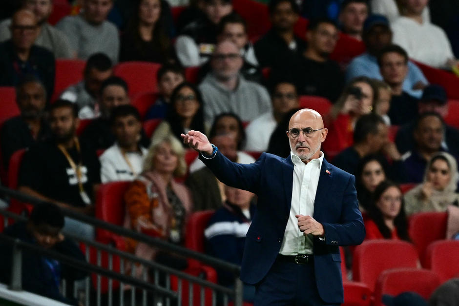 El estratega espa&ntilde;ol renov&oacute; su contrato con la Roja hasta 2032 la semana pasada. (Foto: AFP)&nbsp;