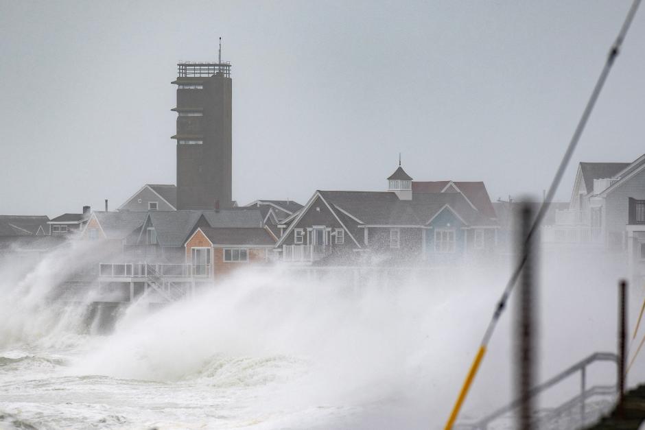 Las persistentes lluvias han provocado un aumento en el nivel del mar, lo que ha generado inundaciones en distintas zonas.&nbsp;(Foto v&iacute;a: AFP)