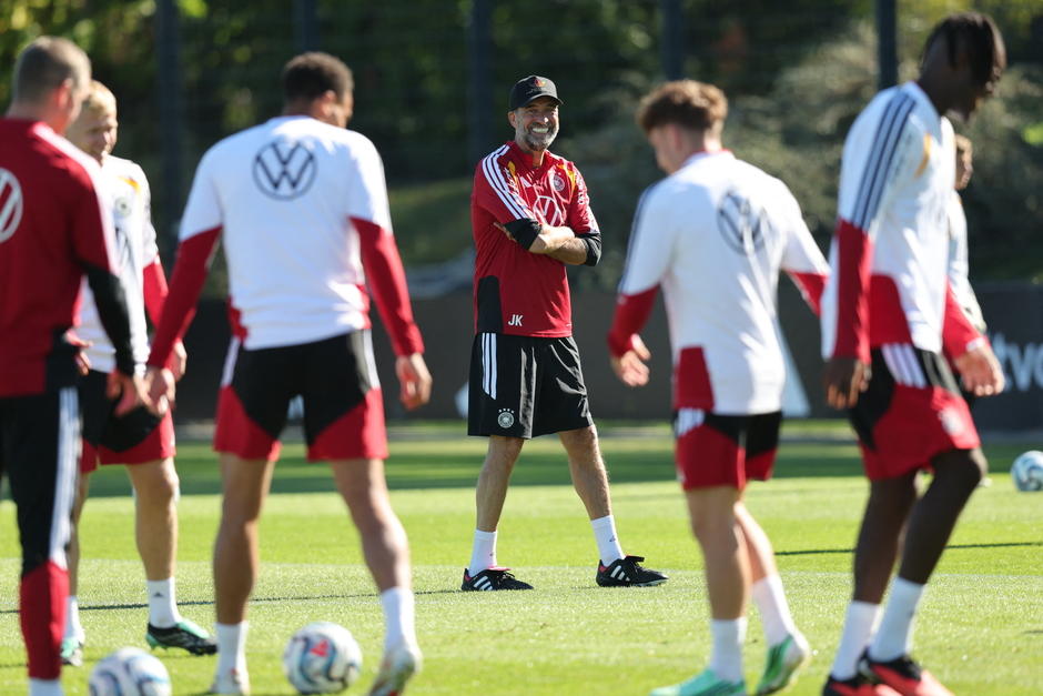 Siempre sonriente, Klopp preparando a sus pupilos para el duelo contra Grecia. (Foto: AFP)&nbsp;