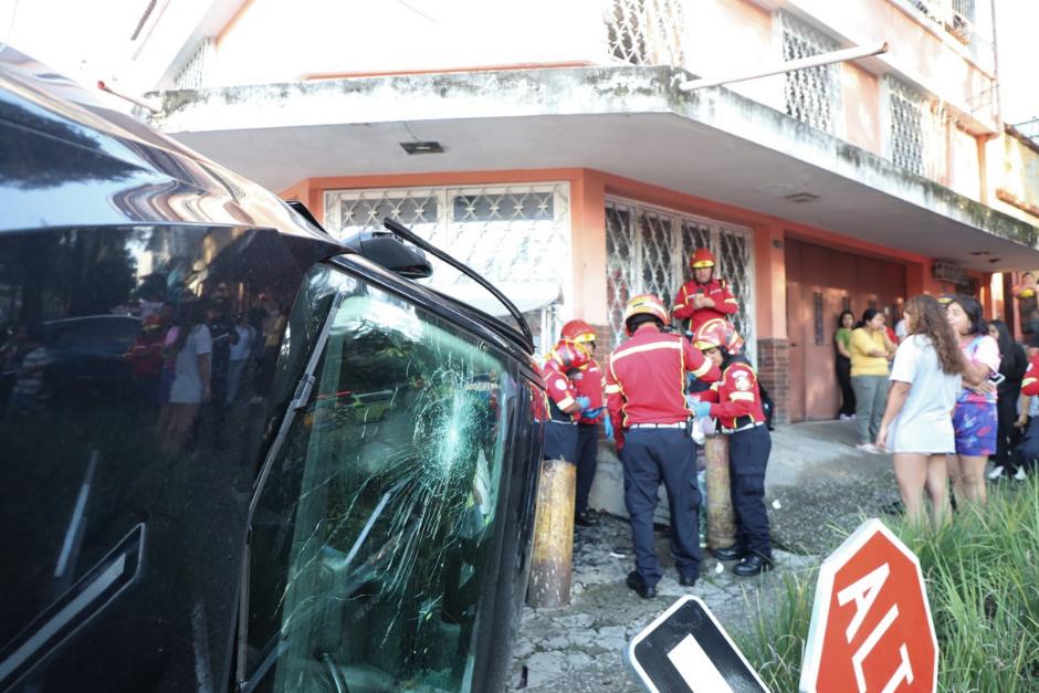 Durante la colisi&oacute;n, una se&ntilde;al de tr&aacute;nsito fue derribada. (Foto: CMB)