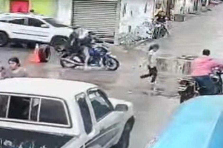 Conductores sufren ca&iacute;das en un agujero cubierto por agua.&nbsp;(Foto v&iacute;a: captura de video)
