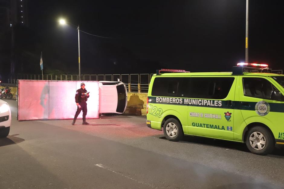 Tres personas fueron asistidas en el lugar tras el vuelco de un cami&oacute;n en el puente El Naranjo. (Foto: CBM)