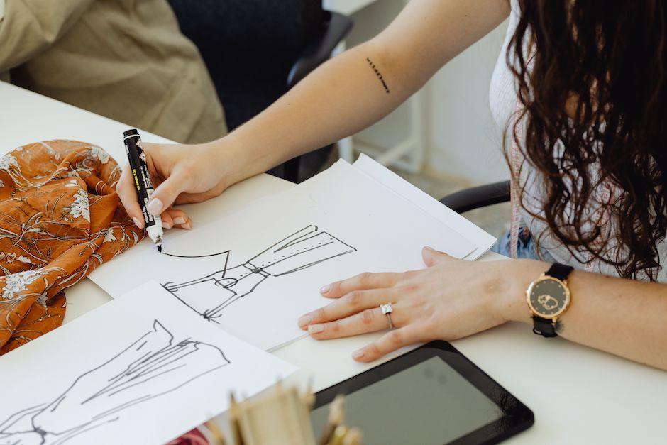 Si deseas estudiar moda en el extranjero este taller para conocer los requisitos y las becas es para ti. (Foto: Pexels)