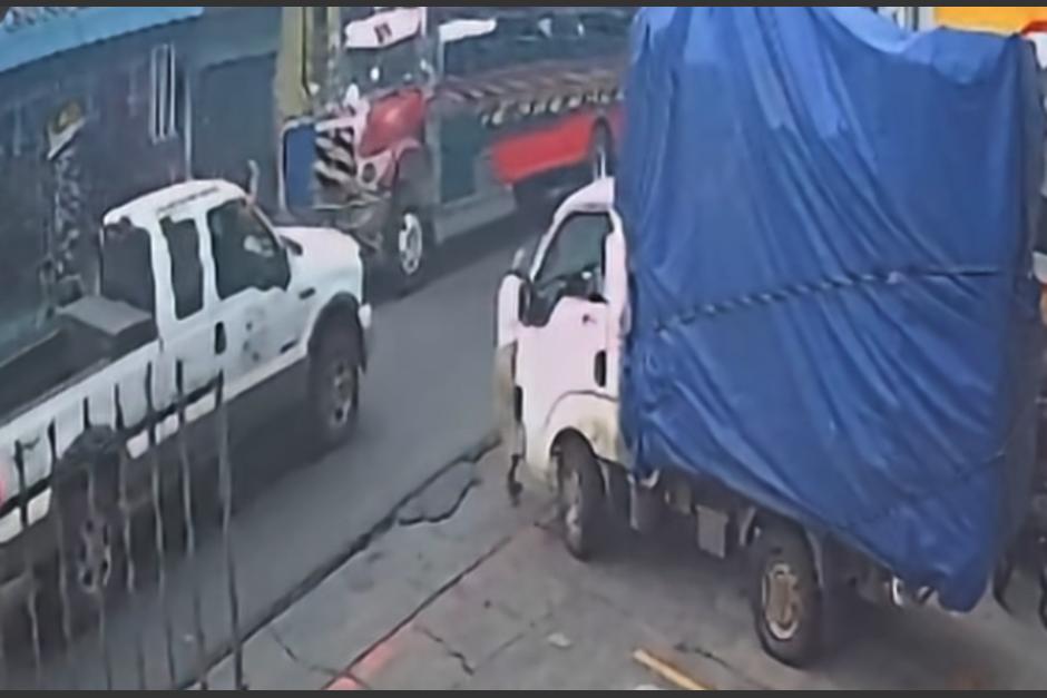El piloto del transporte arranc&oacute; la unidad sin notar a la mujer. (Foto: captura de video)