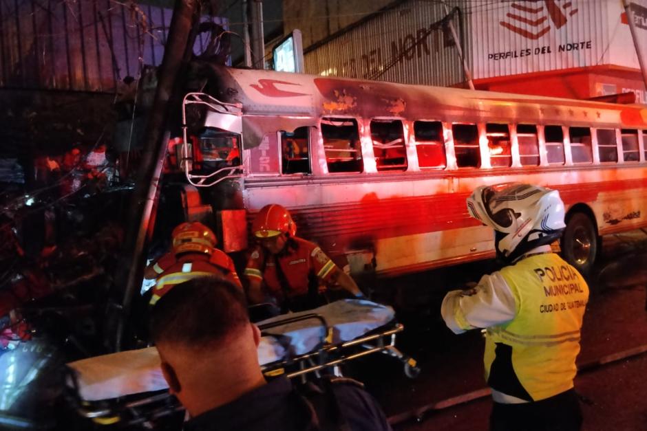 Tras el percance, el transporte colectivo se prendi&oacute; en llamas. (Foto: Oscar Rivas)