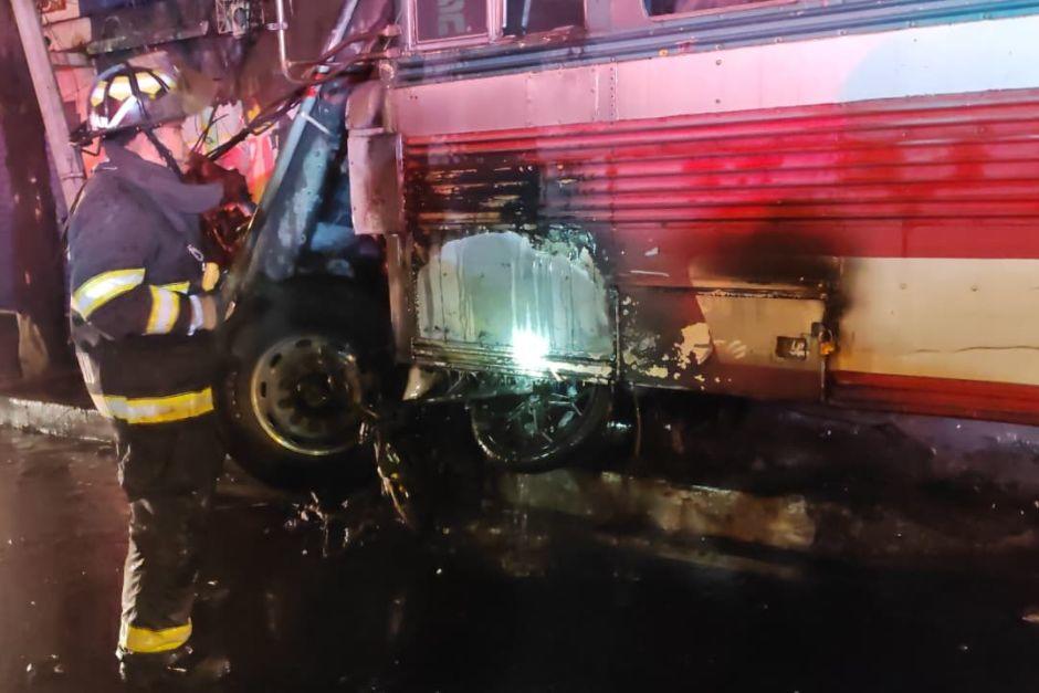 Un bus se incendi&oacute; al impactar y arrollar a un motorista tras un ataque armado en zona 6. (Foto: CVB)