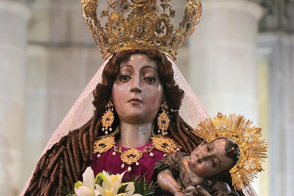 El ajuar y la corona forman parte de la historia religiosa que rodea a la Virgen del Rosario de Xela.&nbsp;(Foto: Karla Santiago)