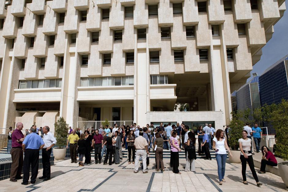 Empleados del Banco de Israel a las puertas de la sede de la entidad en Jerusal&eacute;n.