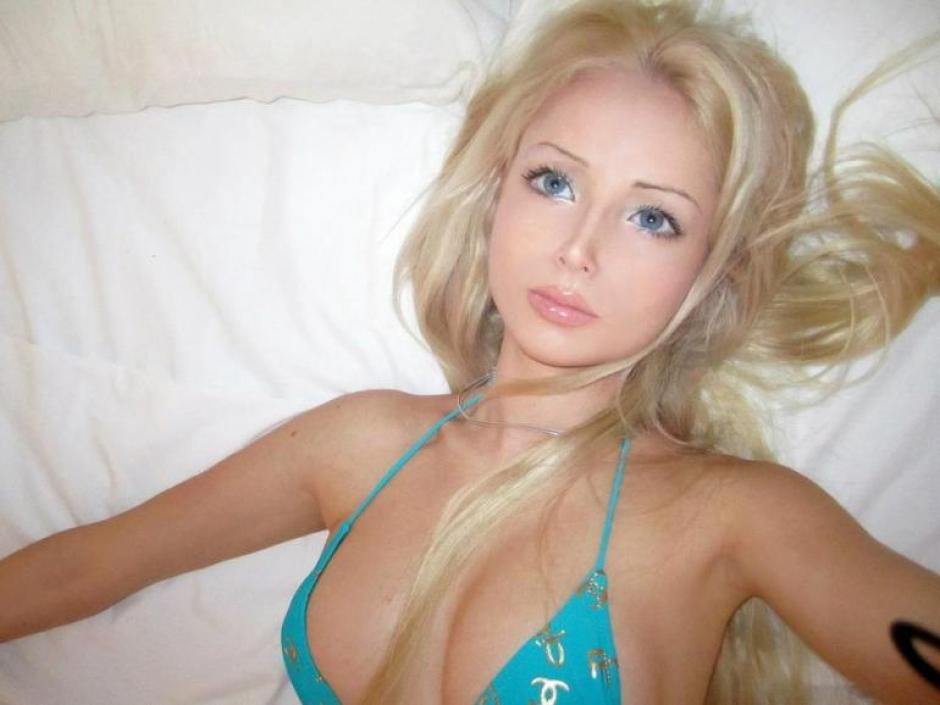 Esta chica ucraniana, Valeria Lukyanova, se ha dedicado a transformar su apariencia para ser una Barbie viviente. (Foto: ibTimes).