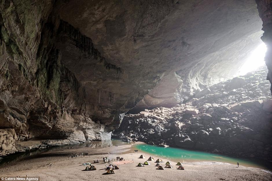 Las maravillas de esta cueva se pueden apreciar luego de una caminata de 10 kil&oacute;metros en la selva en Vietnam. (Foto: Caters News Agency)