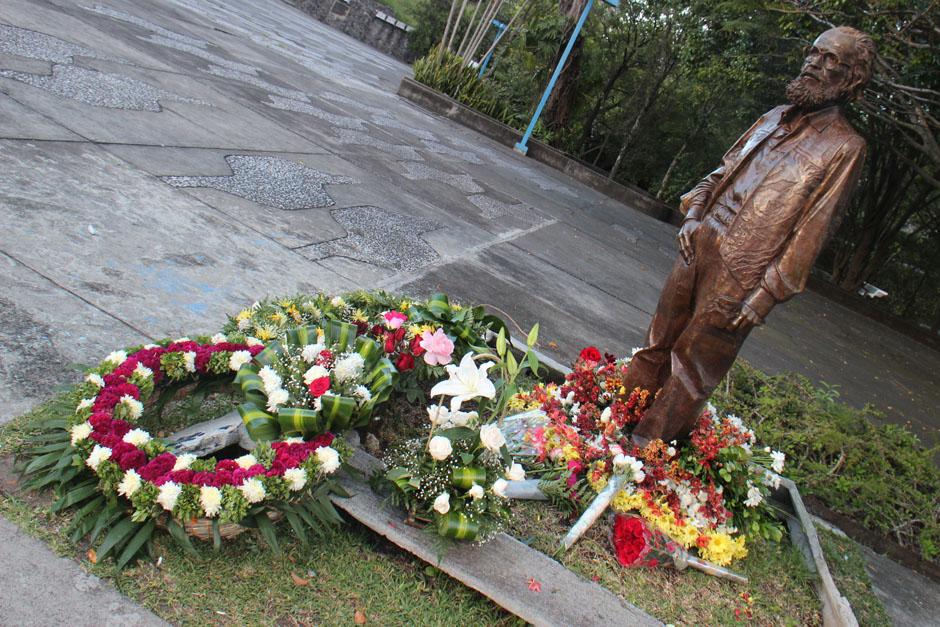 Se rindi&oacute; un homenaje floral a la memoria de Efra&iacute;n Recinos.