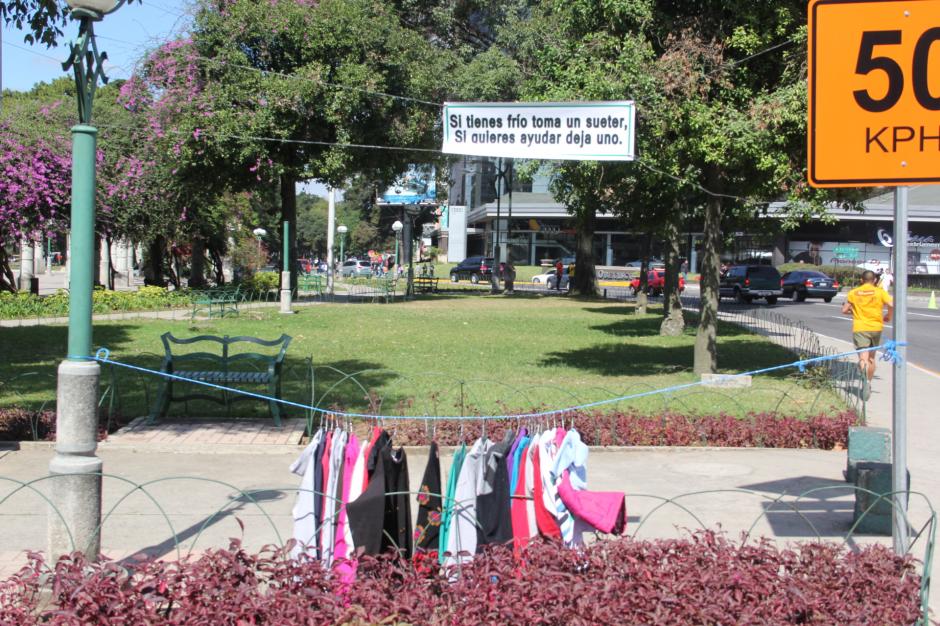 En El Obelisco y en Fraijanes, improvisan donaci&oacute;n de prendas para el fr&iacute;o. (Foto: Leonel Morales/Soy502)