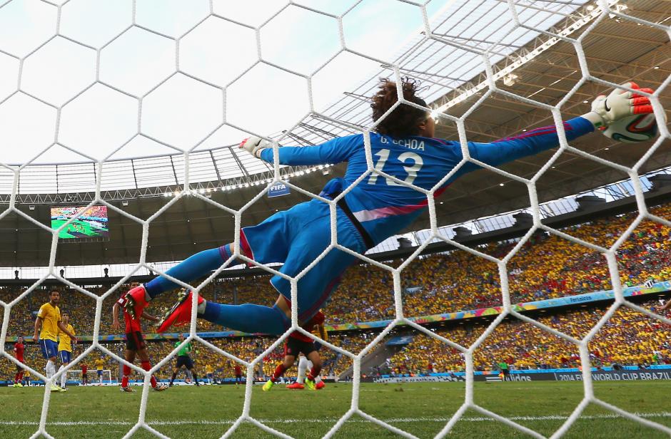 Guillermo Ochoa salvó a los mexicanos durante la parte final del primer tiempo, aquí detiene un cabezazo de Neymar, la opción más clara de Brasil en los primeros 45 minutos. (Foto: Getty Images)