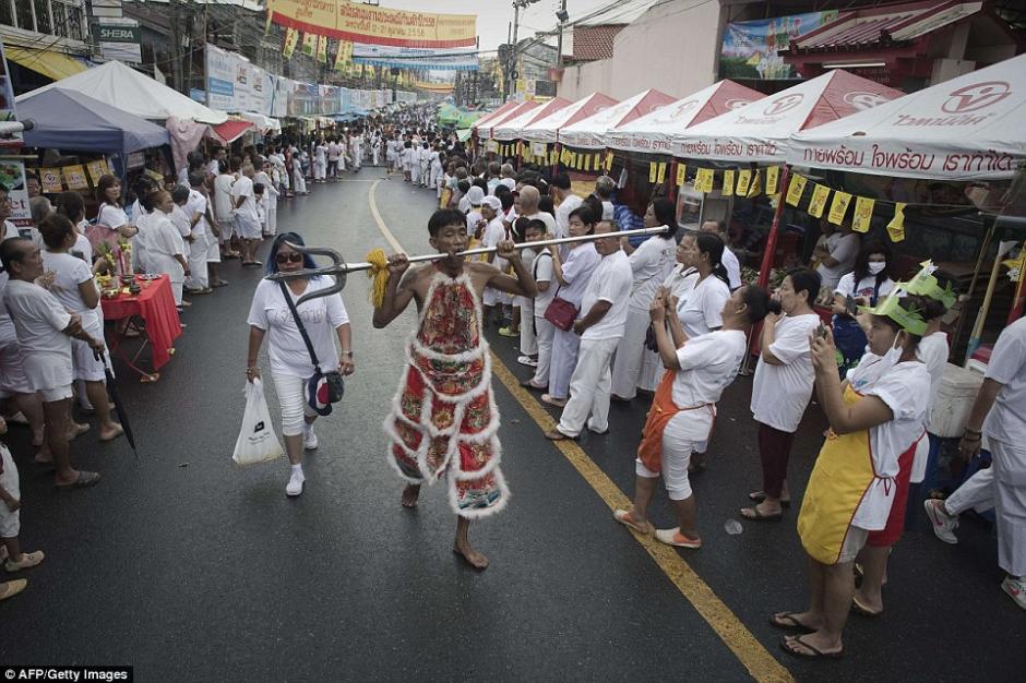 Los hombres que participan en este festival lo hacen como una forma de engrandecer el vegetarianismo. (Foto: AFP)