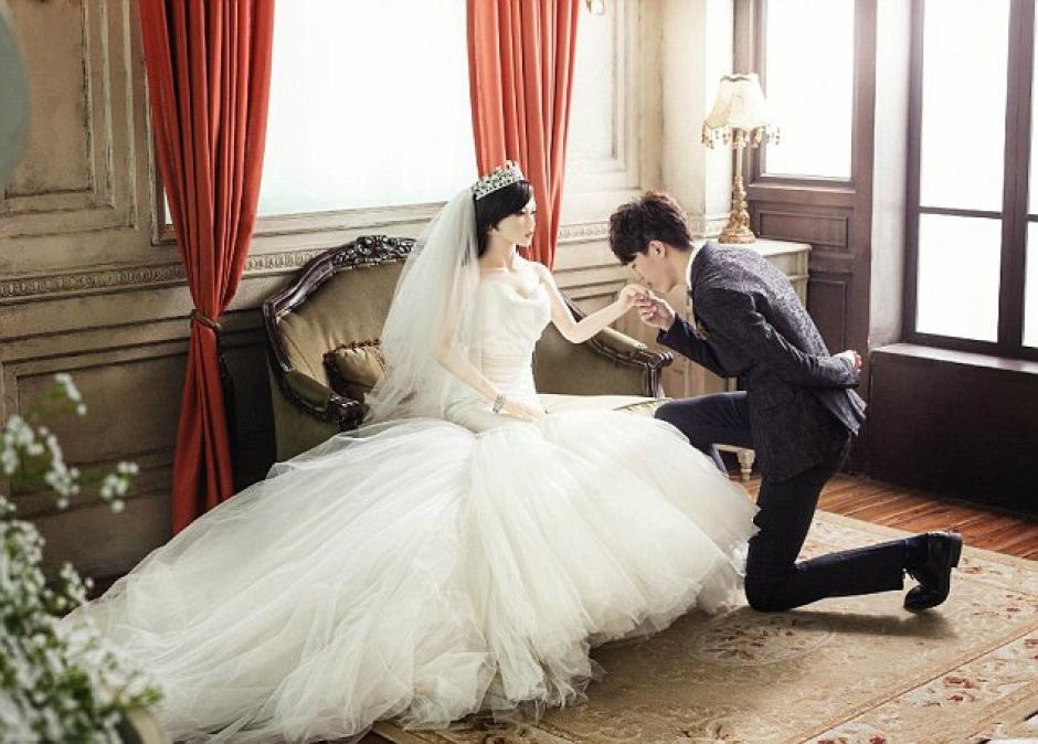 No se ha revelado la identidad del joven, s&oacute;lo que quiso casarse con una mu&ntilde;eca para no hacer sufrir a una mujer. (Foto: Tomada del Daily Mail).