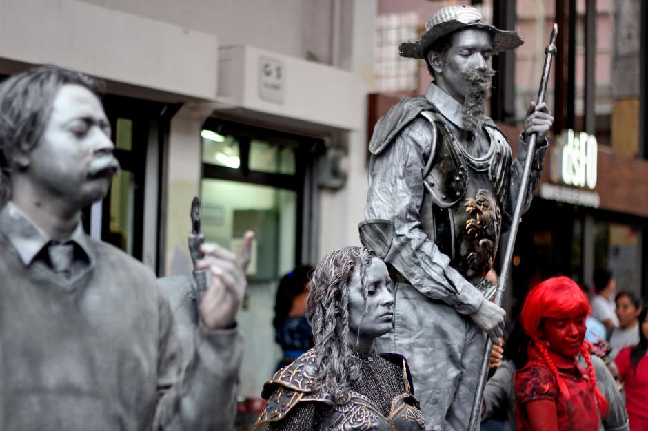 Personajes hist&oacute;ricos representados en estatuas humanas llamaron la atenci&oacute;n este fin de semana en el Paseo de la Sexta. (Jos&eacute; D&aacute;vila/Soy502)