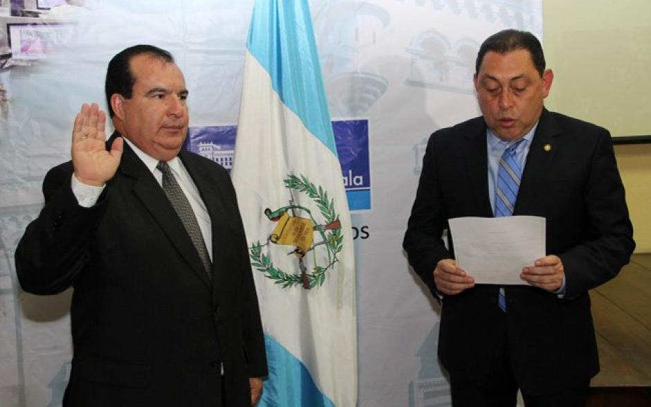 El ministro de Gobernación Mauricio López juramentó al nuevo director de Presidios Anthony Pivaral. (Foto: MinGob)