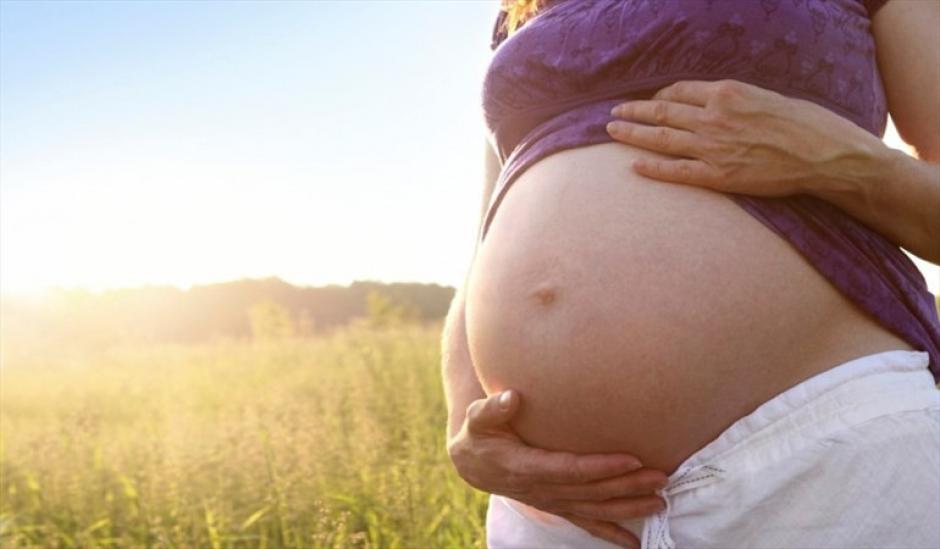 Una mujer comparte su primer ecograf&iacute;a. (Foto: adnradio.cl)