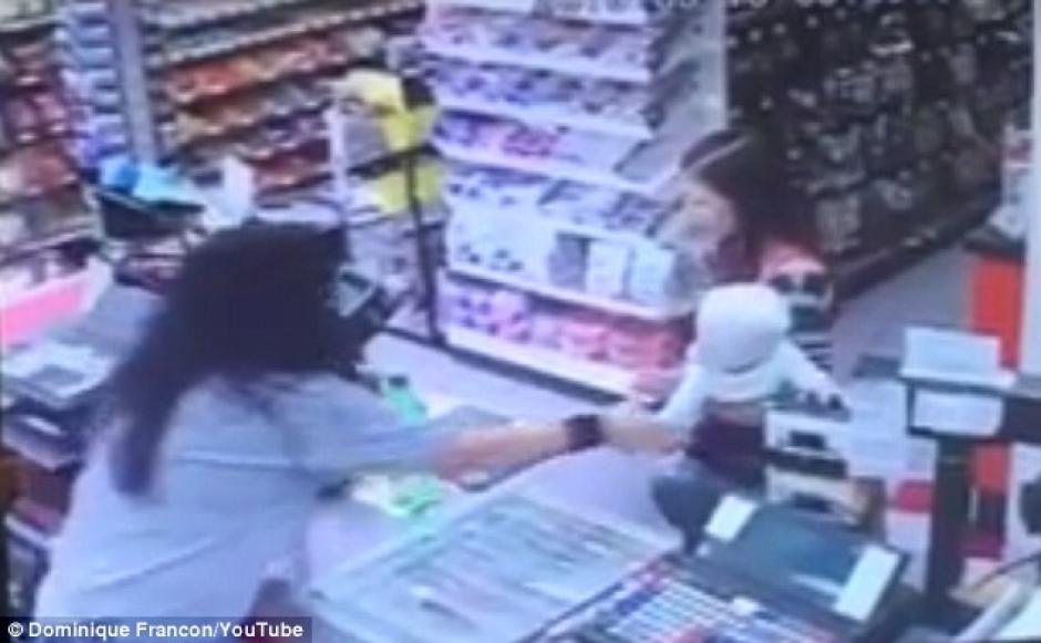Una cajera de una peque&ntilde;a tienda de conveniencia salv&oacute; a un beb&eacute; segundos antes que su mam&aacute; se desvaneciera. (Foto: dailymail.co.uk)