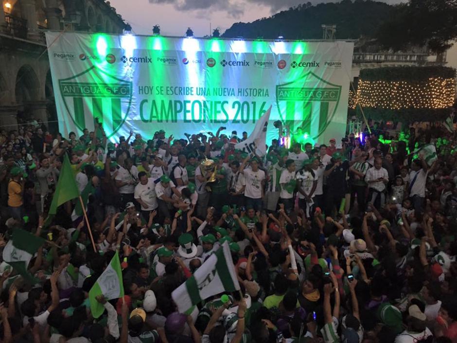 Tras la fiesta en el estadio Pensativo, los antigüeños celebraron su título en el parque central. Los jugadores fueron recibidos por una multitud. En el fondo la pancarta dice "Campeones 2016". ¿Hubo error de impresión o se anticipan los coloniales al próximo año en el cual les tocará defender el cetro? (Foto: Facebook/Francisco González)