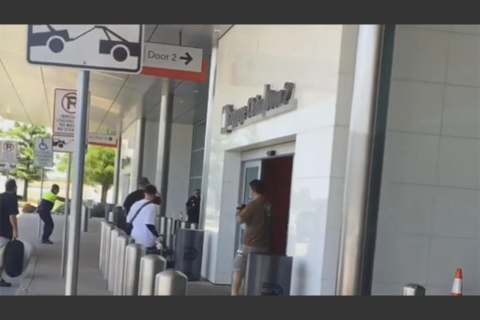 Las autoridades reportan un tiroteo en el aeropuerto de Dallas, Estados Unidos. (Foto:&nbsp;www.diario26.com)
